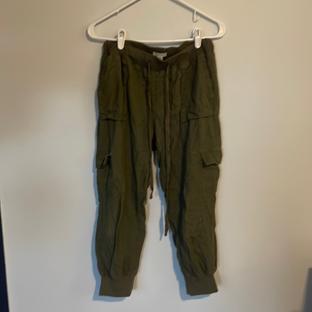 Cropped green cargo pants
